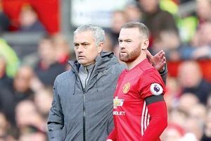 HLV Jose Mourinho giờ phải trở lại với Wayne Rooney và hy vọng tiền đạo này có thể san sẻ gánh nặng.