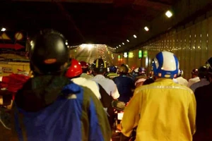 Tránh nguy cơ ùn ứ xe trong đường hầm vượt sông Sài Gòn 