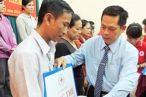 Hội Chữ thập đỏ quận Bình Tân trao tặng 248 thẻ bảo hiểm y tế