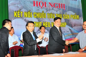 Ông Phidsanu Pongwatana, Tổng Giám đốc điều hành công ty MM Mega Market Việt Nam ký kết thu mua heo VietGAP tại Đồng Nai