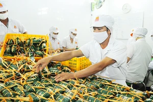 Chế biến giò chả tại Công ty Vissan, doanh nghiệp tại TPHCM đầu tư xây dựng nhà máy tại tỉnh Long An. Ảnh: CAO THĂNG