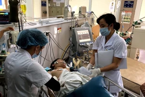 Một trường hợp ngộ độc rượu đang được điều trị tại bệnh viện Bạch Mai