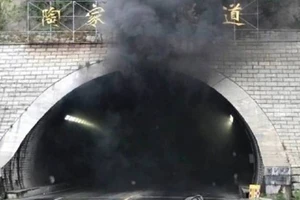 Khói đen bốc lên nghi ngút từ hiện trường vụ tai nạn ở đường hầm Taojiakuang tại thành phố Uy Hải, tỉnh Sơn Đông, Trung Quốc ngày 9-5. Ảnh: Yonhap