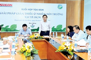 Tổng Biên tập Báo SGGP Nguyễn Tấn Phong phát biểu tại tọa đàm “Giải pháp giảm thiểu ô nhiễm môi trường tại TPHCM”, ngày 9-5