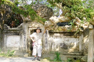 Cụ Phạm Hồng Nê bên cây đại cổ thụ trước đền thờ danh nhân Lý Thường Kiệt