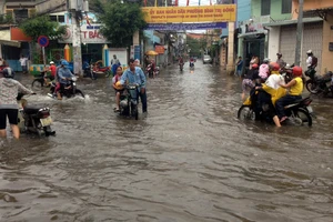 Dù mưa đã ngớt trước đó 2 giờ, đến 17 giờ 30 ngày 15-5, đường Tân Hòa Đông (quận Bình Tân, TPHCM) vẫn ngập nặng. Ảnh: HIẾU NGHĨA