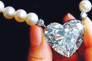 Gần 15 triệu USD cho viên kim cương hình tim lớn nhất thế giới