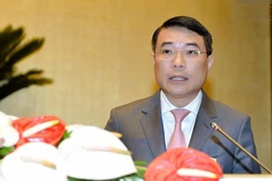 Thống đốc Ngân hàng Nhà nước Việt Nam Lê Minh Hưng trình bày Tờ trình. Ảnh: quochoi.vn 
