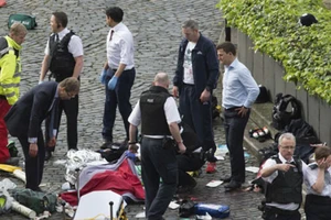 Cấp cứu nạn nhân bên ngoài tòa nhà Quốc hội Anh ở London trong vụ tấn công bằng xe ngày 22-3-2017. Ảnh: AP