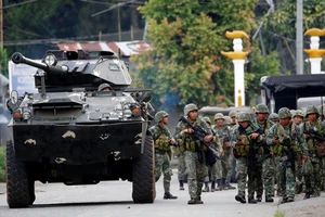 Quân đội Philippines tham gia chiến dịch chống phiến quân nổi loạn tại thành phố Marawi. Ảnh: REUTERS