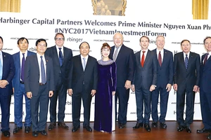 Thủ tướng Nguyễn Xuân Phúc với các đại biểu dự Tọa đàm bàn tròn về hợp tác đầu tư Hoa Kỳ - Việt Nam