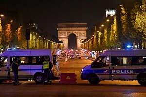 Hiện trường vụ nổ súng tại đại lộ Champs Elysee ngày 20/4, ngay trước thềm cuộc bầu cử Tổng thống Pháp. Nguồn: AP