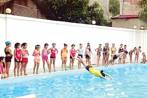 Bơi lội là môn thể thao rất được trẻ em ưa chuộng vào mùa hè