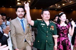 Chủ tịch HĐQT Công ty Liên Kết Việt - Lê Xuân Giang mặc quân phục trong một buổi giới thiệu bán hàng đa cấp