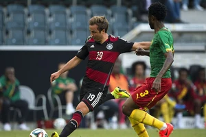 Cameroon (phải, Nicolas Nkoulou) từng cầm chân tuyển Đức (Mario Goetzer) trong lần gặp gần nhất vào năm 2014.