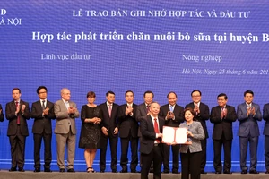 Đại diện lãnh đạo thành phố Hà Nội và bà Mai Kiều Liên – Tổng giám đốc Vinamilk ký kết bản ghi nhớ hợp tác đầu tư phát triển chăn nuôi bò sữa công nghệ cao tại Hà Nội