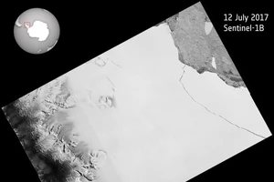 Hình ảnh vệ tinh ESA ngày 12-7-2017 cho thấy tảng băng trôi 1.000 tỷ tấn đã tách khỏi thềm băng Larsen C ở Nam cực