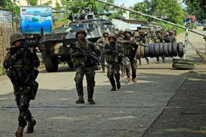 Binh sĩ quân đội Philippines tấn công một khu vực ở Marawi