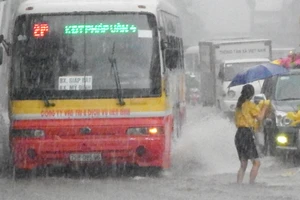 Hà Nội mưa lớn dồn dập sau bão số 2