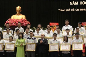 Bà Nguyễn Thị Thu, Phó chủ tịch UBND TP và ông Hà Hữu Phúc, Vụ trưởng - Giám đốc Cơ quan đại diện Bộ GD&ĐT tại TPHCM trao bằng khen cho các em học sinh giỏi tiêu biểu