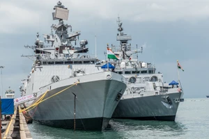 Tàu khu trục thuộc biên chế hải quân Ấn Độ