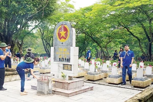 Đoàn “Hành trình tri ân - Tiếp lửa truyền thống” của Đảng ủy Khối Dân - Chính - Đảng TPHCM viếng Nghĩa trang Liệt sĩ Quốc gia Trường Sơn, tháng 7-2017. Ảnh: TRÍ THẾ