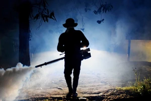 Nhân viên y tế Sri Lanka phun thuốc diệt trừ muỗi. Ảnh: CNN.COM