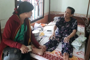 Thương binh Huỳnh Thị Mai bị chấn thương cột sống, liệt 2 chân, được Trung tâm Long Đất chăm sóc suốt 40 năm qua
