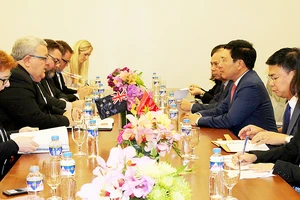 Phó Thủ tướng, Bộ trưởng Ngoại giao Phạm Bình Minh tiếp xúc song phương với Bộ trưởng Ngoại giao New Zealand Murray McCully tại ARF