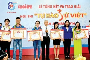 Các thí sinh đoạt giải Hội thi Tự hào sử Việt năm 2016