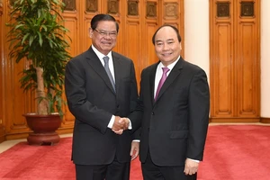 Thủ tướng Nguyễn Xuân Phúc tiếp Phó Thủ tướng, Bộ trưởng Nội vụ Campuchia Samdech Krolahom Sar Kheng. Ảnh: VGP