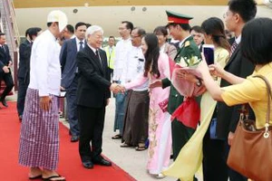 Cán bộ, nhân viên Đại sứ quán Việt Nam đón Tổng Bí thư Nguyễn Phú Trọng tại sân bay Quốc tế Naypyidaw