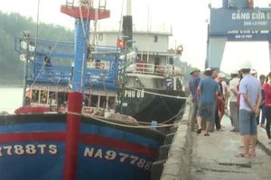 Trung tâm Phối hợp tìm kiếm cứu nạn hàng hải Việt Nam (Vietnam MRCC) đã đưa 19 ngư dân vào Cảng Cửa Lò (Nghệ An) an toàn