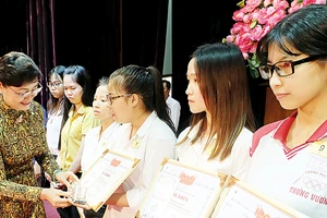 Đồng chí Nguyễn Thị Quyết Tâm trao học bổng Nguyễn Hữu Thọ cho các em học sinh, sinh viên