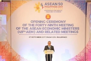 Bộ trưởng Kinh tế Philippines Ramon Lopez phát biểu tại phiên khai mạc Hội nghị Bộ trưởng kinh tế ASEAN lần thứ 49