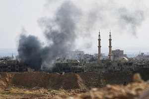 Khói bốc lên sau một cuộc tấn công nhằm vào vị trí của IS ở thành phố miền đông Deir ez-Zor