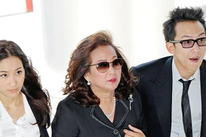 Con trai cựu Thủ tướng Thái Lan Thaksin Shinawatra, ông Panthongtae Shinawatra (phải) tới dự phiên điều trần tại Tòa án Hình sự Bangkok ngày 24-8. Ảnh: TTXVN