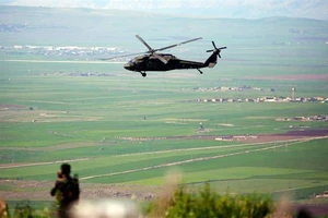 Một trực thăng Mỹ bay gần thị trấn al-Malikiyah, Syria hồi tháng 4-2017. Ảnh: AFP