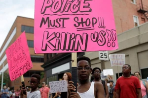 Người dân biểu tình phản đối ở St. Louis, Missouri ngày 17-9. Ảnh: Reuters