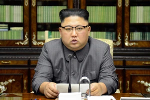 Lãnh đạo Kim Jong-un đọc tuyên bố lên án Tổng thống Mỹ Donald Trump đe dọa "hủy diệt hoàn toàn" CHDCND Triều Tiên. Ảnh do KCNA công bố ngày 22-9-2017