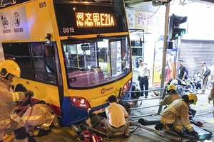 Nhân viên cứu hộ tại hiện trường xe buýt lao lên vỉa hè trên đường Cheung Sha Wan ở Hồng Công (Trung Quốc) ngày 22-9-2017 (Nguồn: SCMP)