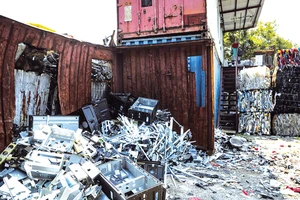 Rác thải công nghiệp chất đống tại một kho chứa ở Hồng Công
