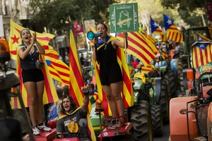 Nông dân treo lá cờ độc lập của xứ Catalonia trên đầu máy kéo trong một cuộc biểu tình ở Barcelona. Ảnh: AP
