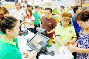 Người tiêu dùng được phục vụ mua sắm tại Sense Market, thuộc Saigon Co.op