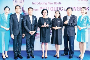 Bà Ureerat Ratanaprukse (giữa) - Tổng lãnh sự Hoàng gia Thái Lan tại TPHCM, trong buổi họp báo của Bangkok Airways
