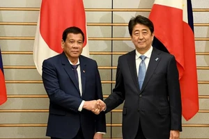 Tổng thống Philippines Rodrigo Duterte và Thủ tướng Nhật Bản Shinzo Abe. Ảnh: REUTERS