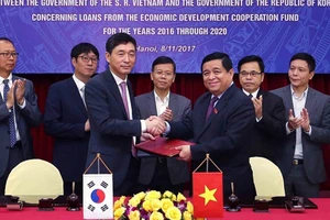 Bộ trưởng Bộ KH-ĐT Nguyễn Chí Dũng và Đại sứ Hàn Quốc tại Việt Nam Lee Hyuk ký kết Hiệp định khung giữa hai Chính phủ về các khoản tín dụng mà Hàn Quốc dành cho Việt Nam
