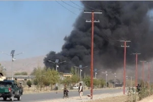 Khói bốc lên từ hiện trường một vụ tấn công vào trung tâm huấn luyện cảnh sát tại ở khu vực Gardez. Ảnh: REUTERS