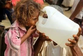 Trẻ em sử dụng nước giếng bẩn trong bối cảnh thiếu nước trầm trọng ở Yemen. Ảnh: DIGITAL JOURNAL 