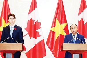 Thủ tướng Nguyễn Xuân Phúc và Thủ tướng Canada Justin Trudeau họp báo sau hội đàm tại Trụ sở Chính phủ, chiều 8-11